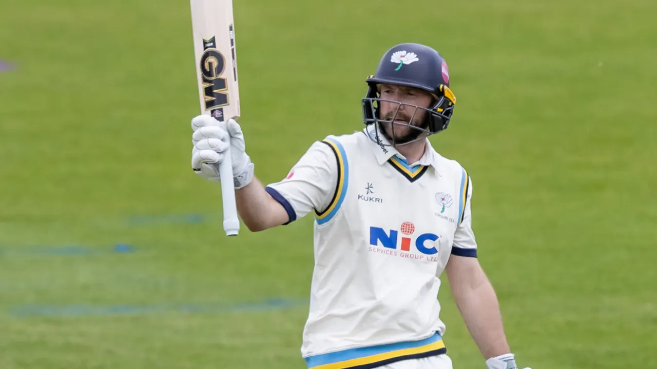 Yorkshire hold off Carson's challenge to kickstart promotion push