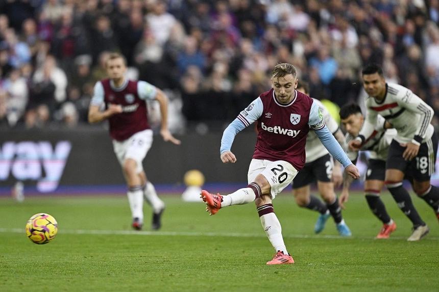 West Ham United secure narrow 2-1 victory as Manchester United waste numerous opportunities